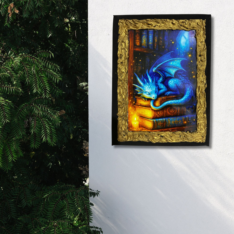 Cuadro dragón azul sobre libros decorado a mano colgado en pared