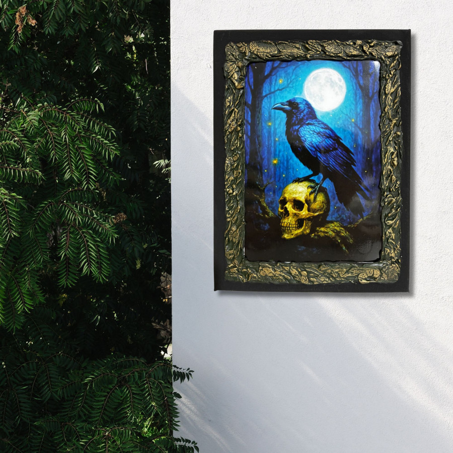 Cuadro cuervo místico bajo la luna decorado a mano colgado en pared