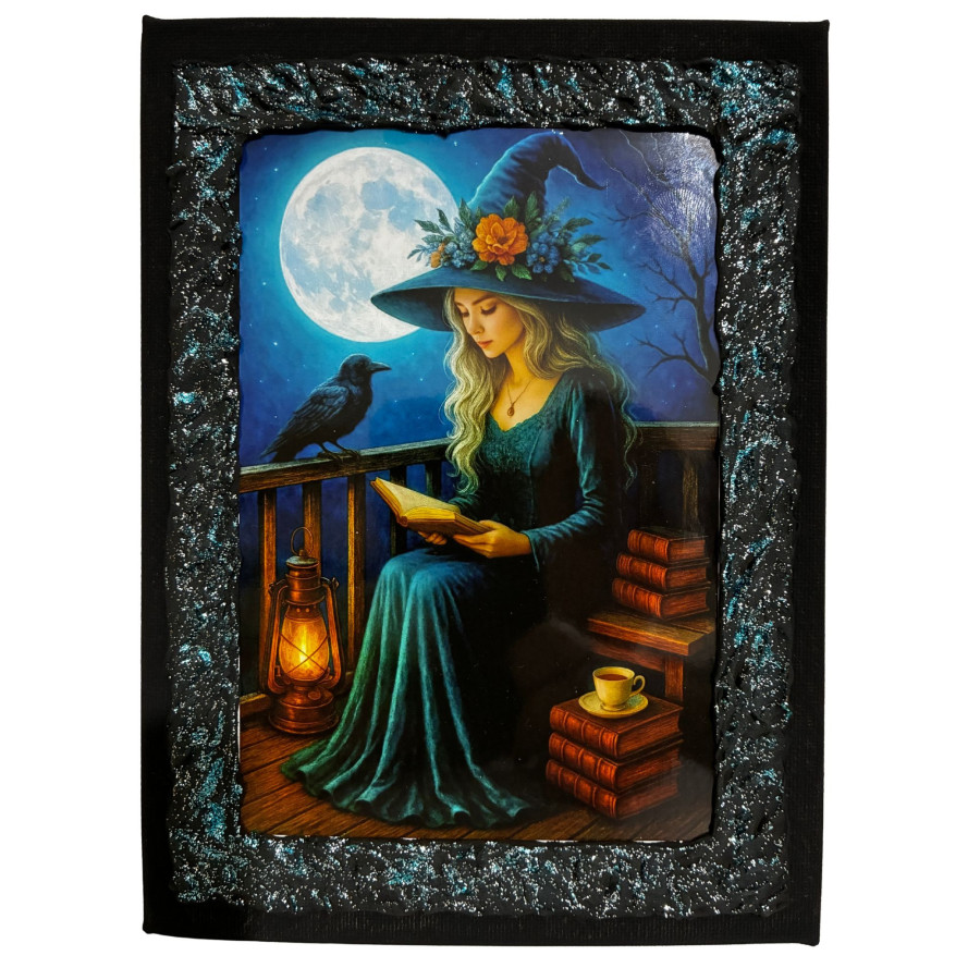 Cuadro bruja leyendo bajo la luna con cuervo y grimorios en lienzo decorado a mano