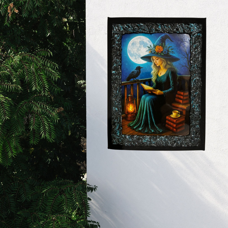 Cuadro bruja lectora bajo la luna decorado a mano colgado en pared