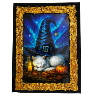 Cuadro gato blanco con sombrero de bruja junto a vela y calabaza en escena mágica