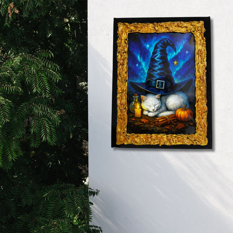 Cuadro gato mágico con sombrero de bruja decorado a mano colgado en pared