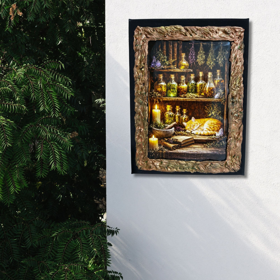 Cuadro de alquimia con frascos de hierbas y gato mágico decorado a mano colgado en pared