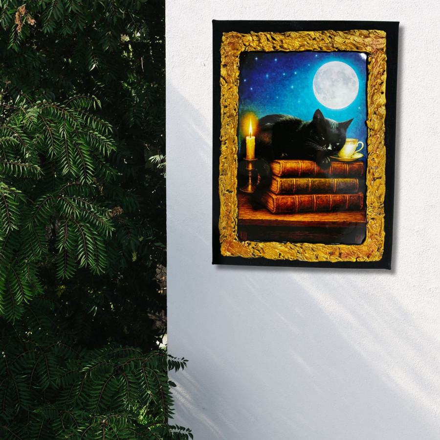 Cuadro gato negro dormido sobre libros bajo la luna en escena mágica