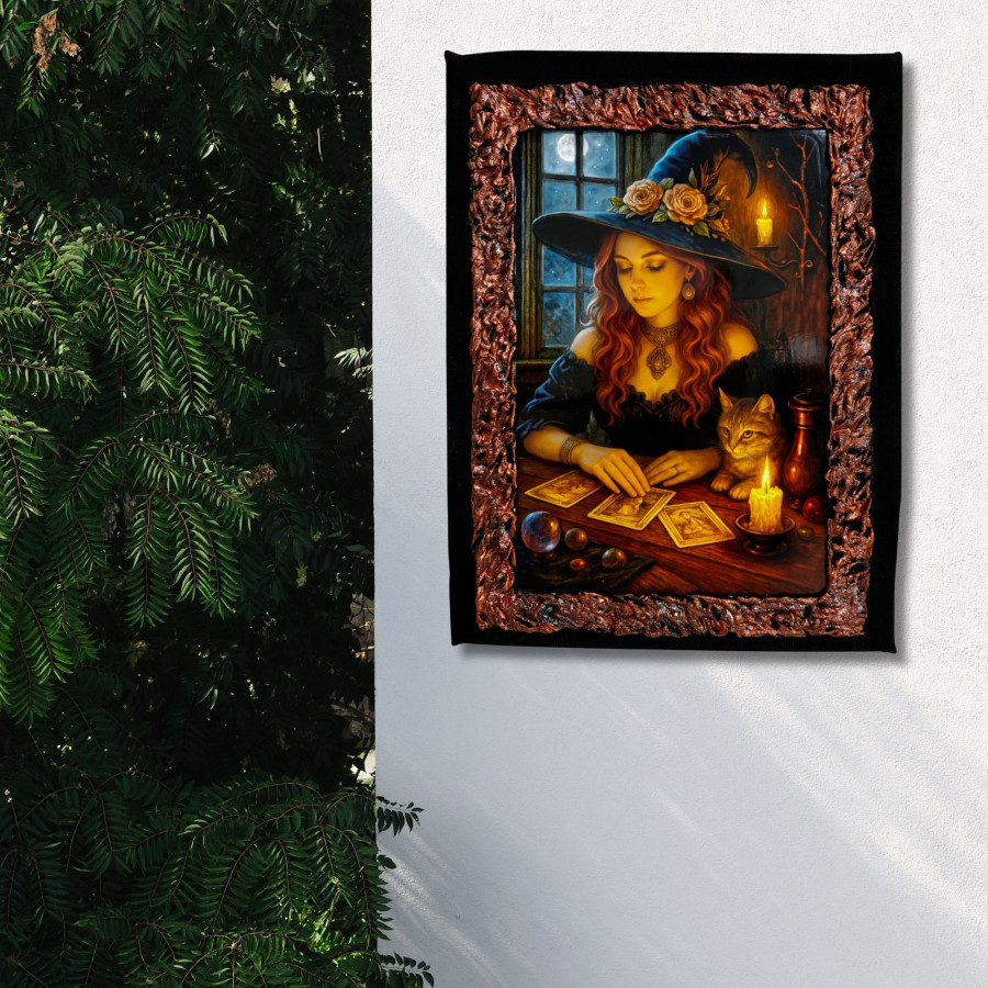 Cuadro bruja tarotista con gato decorado a mano colgado en pared