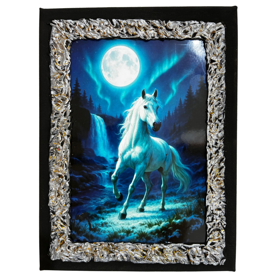 Cuadro caballo blanco bajo la luna en paisaje nocturno con cascada