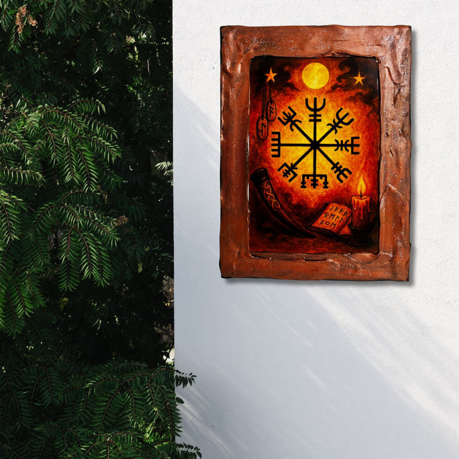 Cuadro altar vikingo con Vegvísir decorado a mano colgado en pared