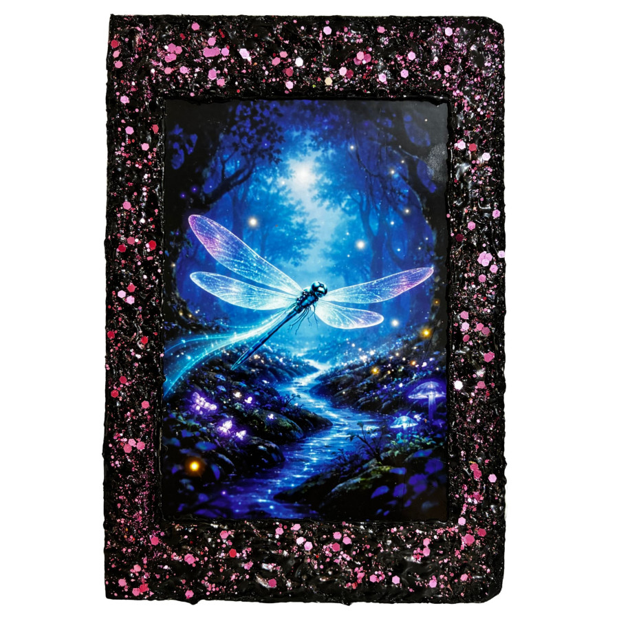 Libreta Libélula Mágica con ilustración de libélula luminosa en bosque encantado