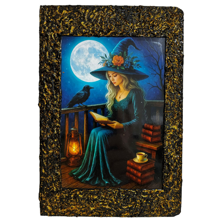 Libreta Bruja Lectora a la Luz de la Luna con ilustración de bruja leyendo bajo la luna llena junto a un cuervo