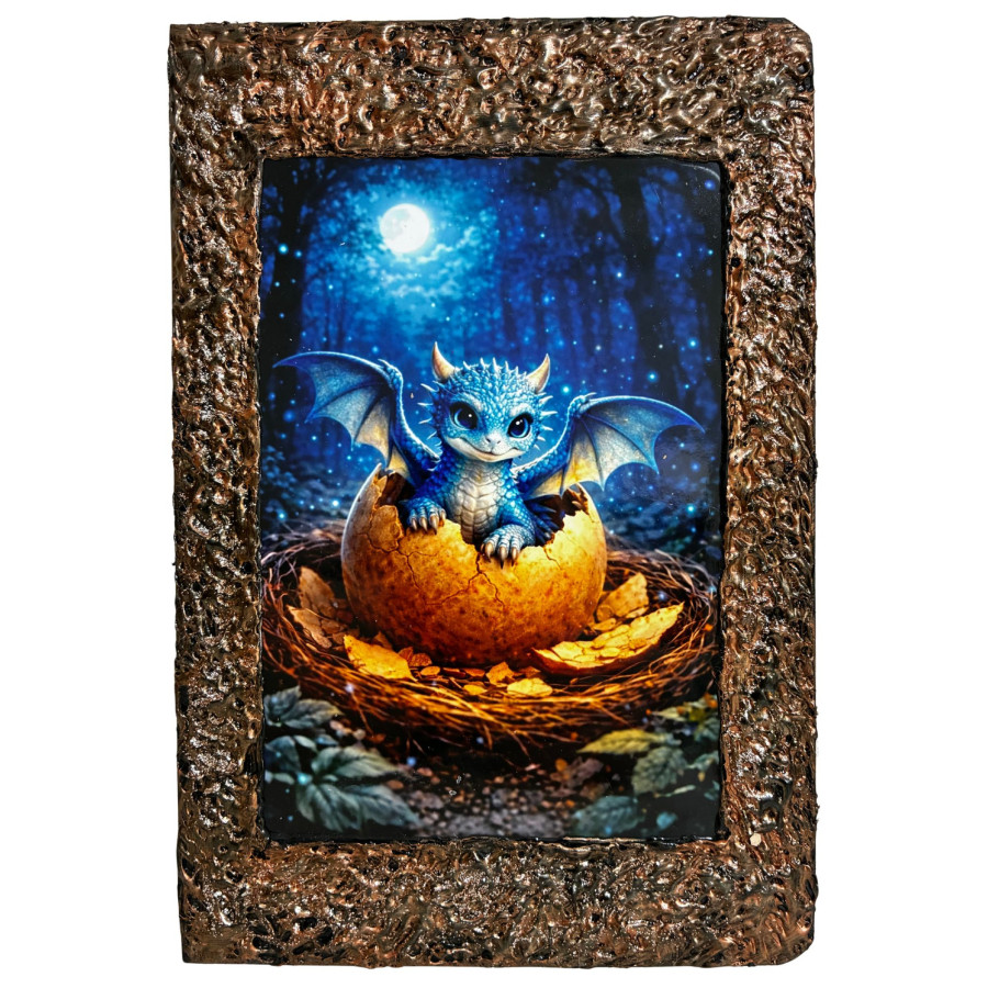 Libreta Bebé Dragón Azul con ilustración de pequeño dragón azul saliendo del huevo en bosque mágico nocturno