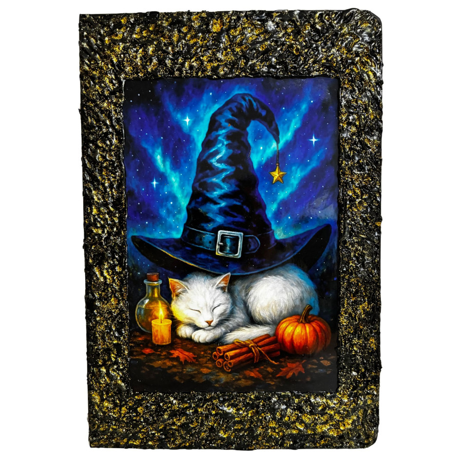 Libreta Gato Blanco con Sombrero de Bruja con ilustración de gato blanco dormido bajo un gran sombrero mágico
